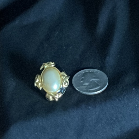 Vintage Givenchy oval enamel & faux pearl cabochon earrings - Picture 3 of 3